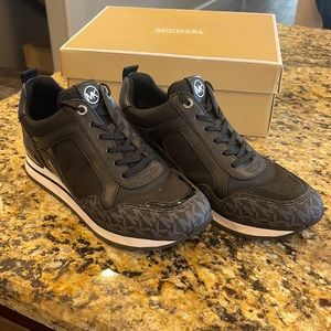 PRACTICALLY NEW MICHAEL KORS SHOES